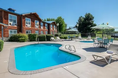 Image de Spacious Cabin w/ King & Queen Beds, Fireplace, Kitchen! Free Parking, Pool