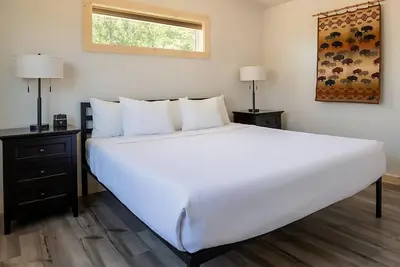 Image de Relaxing Riverfront Unit with Kitchenette! Free Parking, Outdoor Pool!