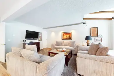 Image de Beautiful mountainside condo with fireplace, balcony, fitness center, & hot tub