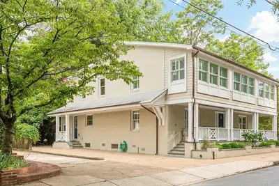 Image de Upscale multi-level retro home with large deck, washer/dryer, and lovely patio