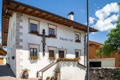 Image de Appartement \"Schreiberhof Landhaus\" avec vue sur les montagnes, jardin partagé et Wi-Fi.