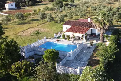 Image de Villa \"La Blanca De Aroche\" avec vue sur les montagnes, piscine privée et Wi-Fi.