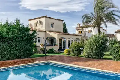 Image de Villa 'La Haya' avec piscine partagée, Wi-Fi et climatisation.