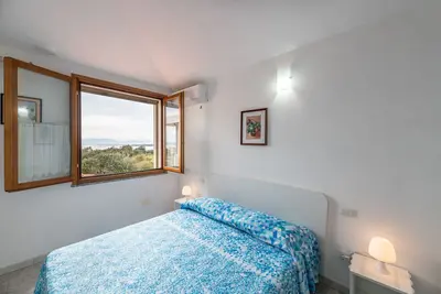 Image de Maison de vacances 'Fra' avec vue sur la mer, terrasse privée et climatisation.