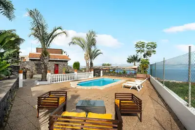 \"Finca Viña Maria\" avec vue sur la mer, piscine privée et Wi-Fi.
