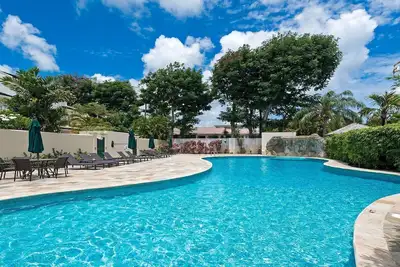 Image de A Wonderful 4 Bedroom Townhouse In Mullins Bay. Short Walk To The Beach.