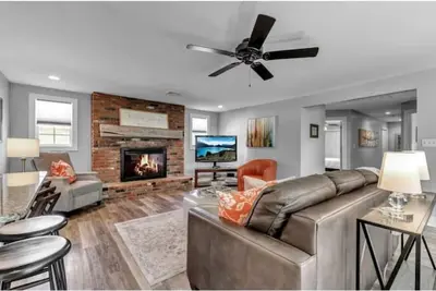 Image de Meticulous Main St. Ranch 2 Bedroom Luxury Apt. Rear Unit