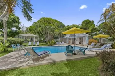 Image de Gorgeous 6 bedroom villa 4 mins walk to Mullins beach with private garden & pool