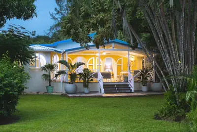 Image de Amazing 5 bedroom villa 4 min walk to Mullins beach with private garden and pool