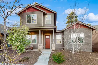 Image de Amicable house with fireplace, washer/dryer, full kitchen, gas grill, & patio