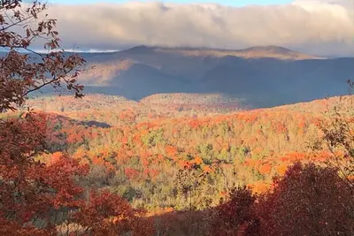 Image de Lovely mountain-view cabin with deck, balcony, washer/dryer & central Ac