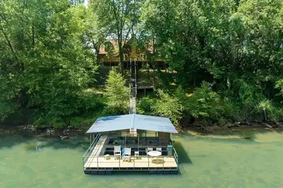 Image de 3 Bedroom 3 Bathroom Cabin on Little Red River w/ Private Dock!