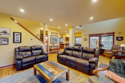 Centrally located retreat close to the beach with a fireplace & inviting yard