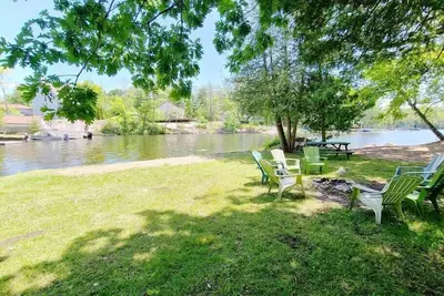 Image de The Hideaway - 3-bedroom Waterfront Cottage