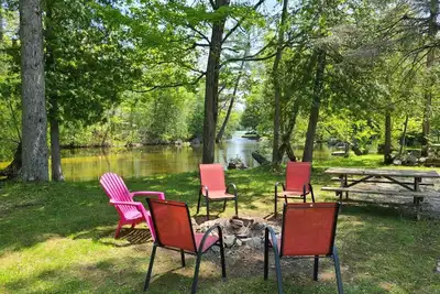 Image de The Hunter - 3-Bedroom River-front Cottage