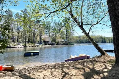 Image de The Canadiana - Rustic Beachfront Cottage