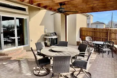 Image de The Desert Moon- A luxurious retreat w/ amazing patio, shuffleboard, Ev charger