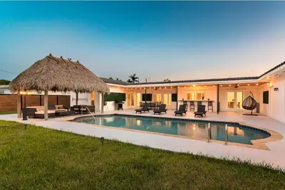 Spacious 5. 5 bedroom 4 bath villa, heated pool!
