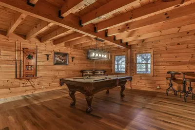 Image de Deer Dewdrop Inn - Large Family Cabin, Sleeps 12, Hot Tub/- Minimum Age Requirem