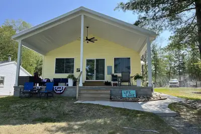 Image de A true paradise lake house with beautiful sunsets year round direct trail access