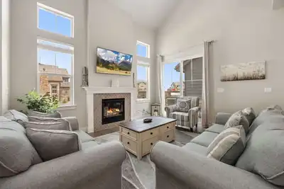 Image de Entertainment Oasis>1st-floor Master>Mountain View