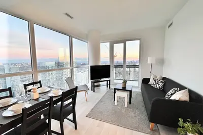 Image de Brand New Modern Condo in Midtown Toronto