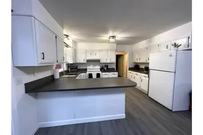 Image de Spacious 5 bed / 3 bath home with backyard