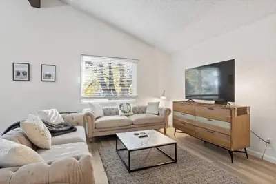 Image de Conveniently located, 4bd, 3bath, Vaulted ceilings