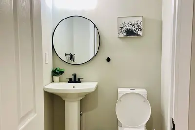 Cozy Townhouse, Free Parking & Walking Distance to Hopkins