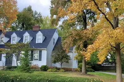 Image de Recently remodeled Colonial-style home with room for the whole family!