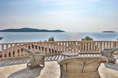 Image de Maison en bord de mer à Sevid avec.