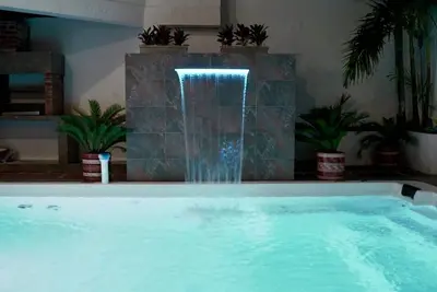 Image de Luxury 8 Bedroom Mansion - Minutes to Walled CIty