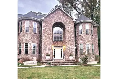 Image de Huge Mansion (Pet friendly) 5 Bdrm w/ large yard. 20 minutes to Dc