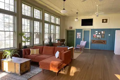 Image de Updated historic schoolhouse, close to hiking and shopping