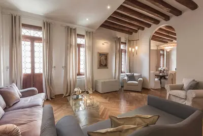 Image de Canal View Venetian Style Apartment in Top Location