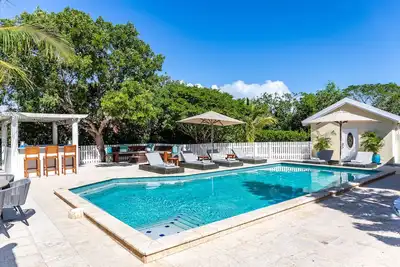 Image de Stunning Five Bedroom Villa in central Grace Bay!