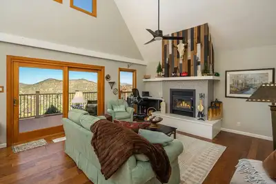 Image de Unique, private mountain home, stunning views, king bed suite, dog friendly