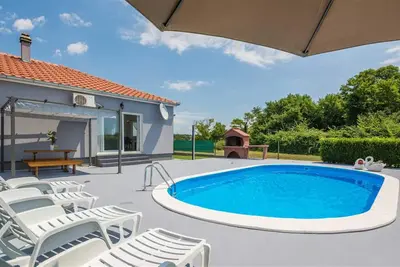 Image de Holiday house Flora with pool and spacious yard