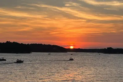 Image de 2 bedroom lakefront Lake Hamilton condo, minutes to Oaklawn
