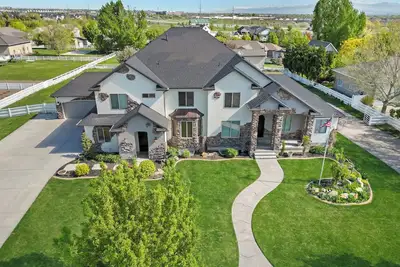 Image de 10 Bedroom Luxury Home with Gym and Theatre Room