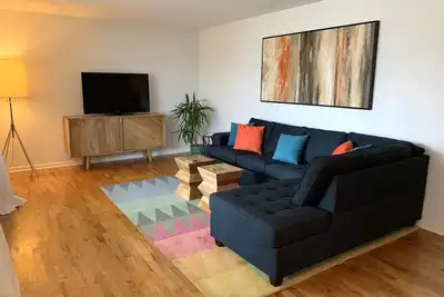 Image de Welcome to Holiday House! Cozy, modern home 7 min. from the beach and wineries.