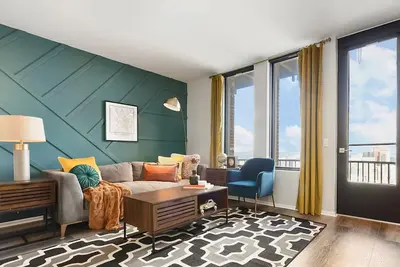 Image de ★ HostWise Stays ★ Grandview Ave - Private Balcony with Stunning Skyline Views!