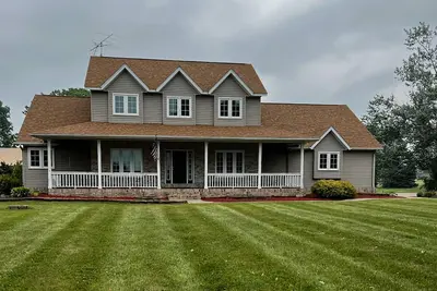 Image de Beautiful House On Grass Runway With Fly-In/Fly-Out Access