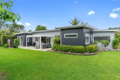 Image de Sea Anchorage - This modern, well-designed beach house will cater to all your needs for a relaxing holiday in the beautiful Mangawhai area. Enjoy the great entertaining spaces after a day at the beach or enjoying one of the many activities there are