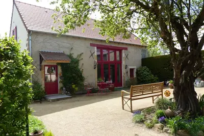 Image de Grange rénovée avec jardin arboré, idéale pour séjours en famille ou entre amis, à Deneuille-les-Mines