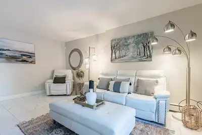 Image de \"Wander\" Stunning 2 Bedroom Condo