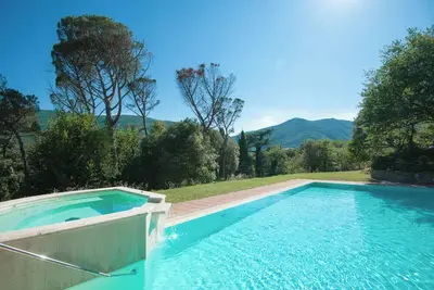 Image de Appartement \"Pilari Castagnolo\" avec vue sur les montagnes, piscine partagée et Wi-Fi.