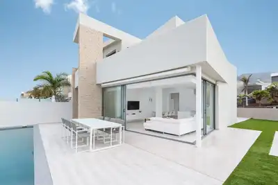 Image de \"Karat Villa Neveda\" avec vue sur mer, piscine privée et Wi-Fi.