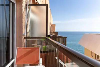 Image de Appartement \"Playa 5 Primera Linea\" avec vue sur la mer, terrasse privée et Wi-Fi.