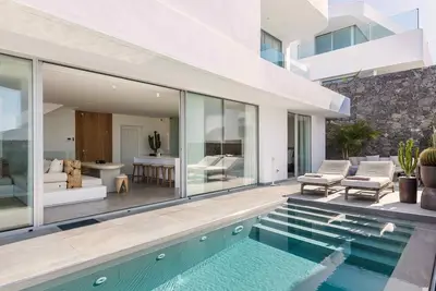 \"Karat Villa Balansa\" avec vue sur la mer, piscine privée et Wi-Fi.